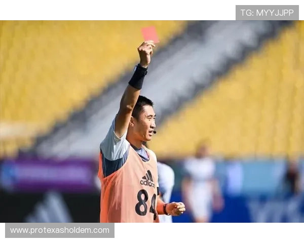 边裁意外受伤，第四官员替补上场执法引球迷掌声