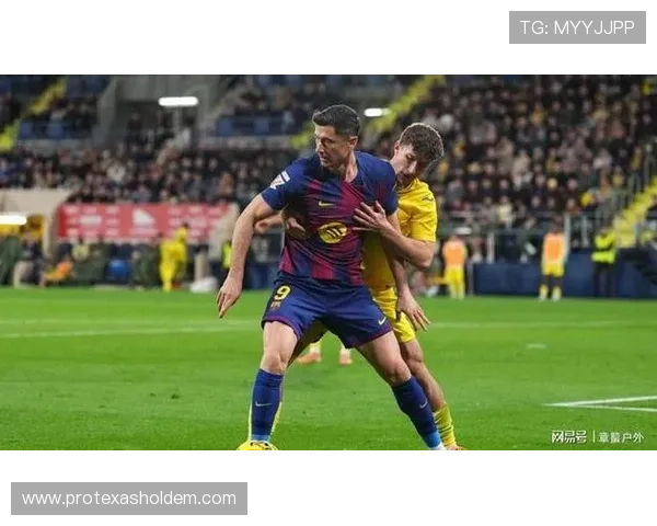 莱万重返威斯特法伦，多特球迷混合掌声与嘘声